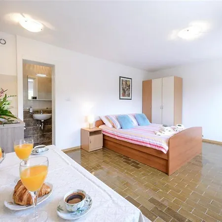 Rose - With Terrace Apartment