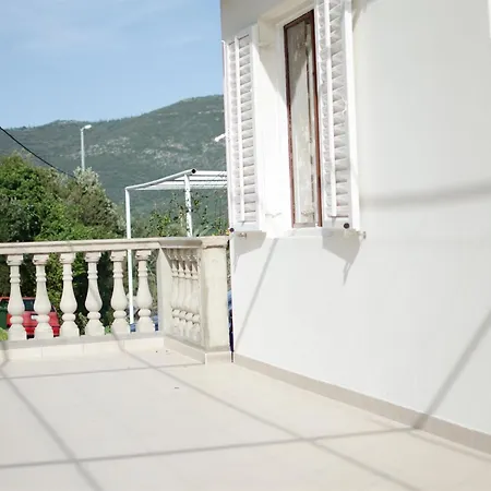 Rose - With Terrace Apartment Molunat