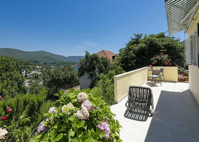 Rose - With Terrace * Molunat